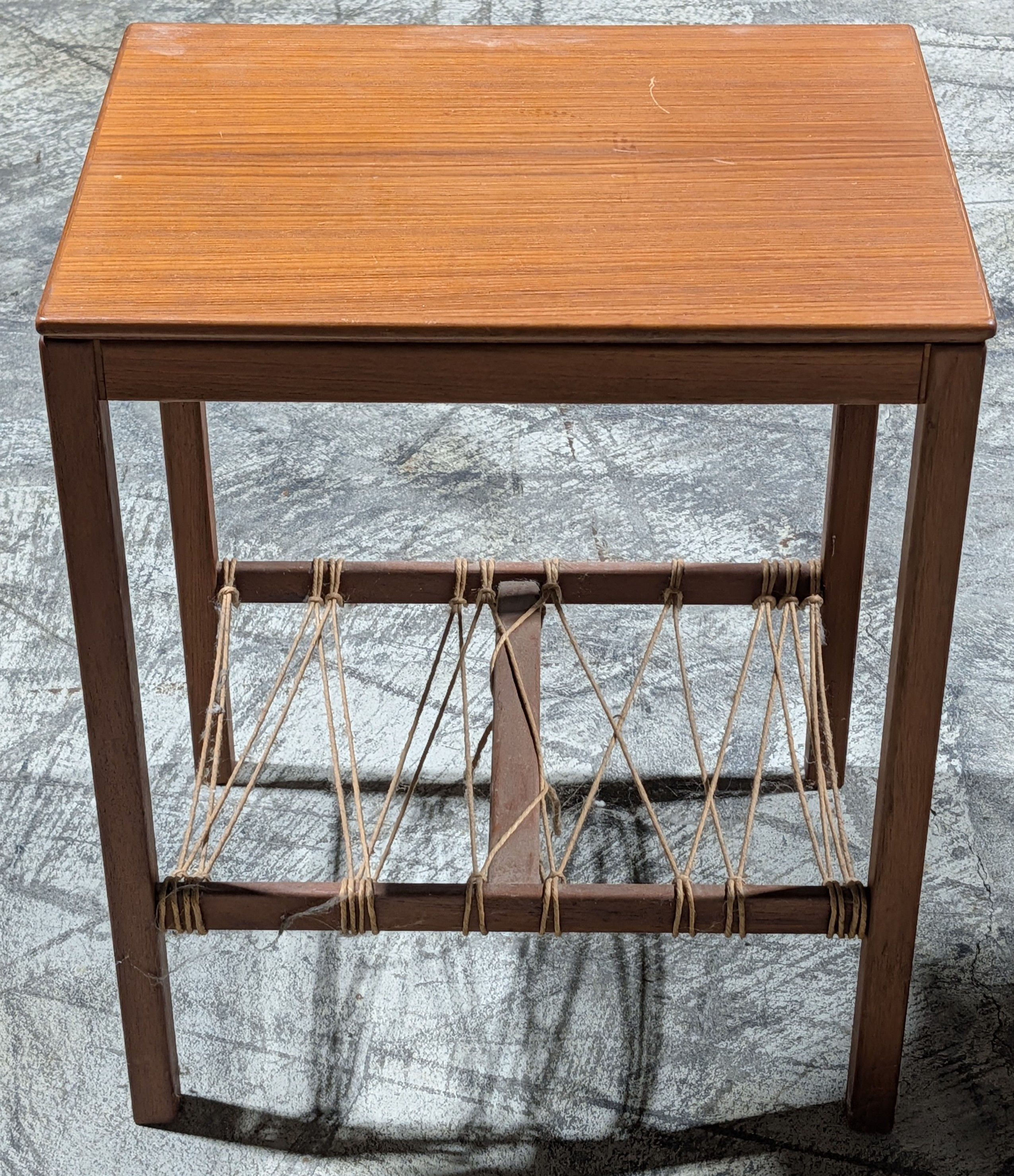 ST-DBT - Wood Endtable w/netting