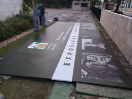Lona brilho sendo esticada em estrutura metálica de placa.