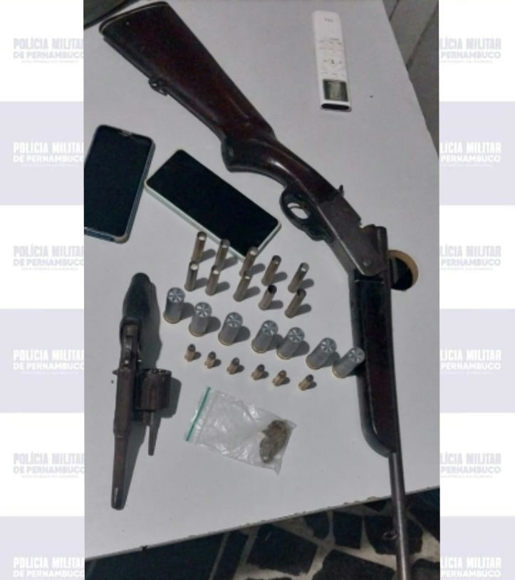 POLÍCIA MILITAR APREENDE ARMAS E MUNIÇÕES EM BELO JARDIM