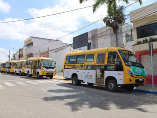 Belo Jardim recebe cinco novos ônibus escolares e amplia frota escolar do município; investimento é de mais de R$ 2,2 milhões