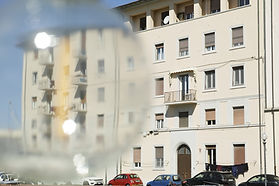 Come scendeva fina e giovane le scale Annina! Mordendosi la catenina d’oro, usciva via lasciando nel buio una scia di cipria, che non finiva. L’ora era di mattina presto, ancora albina. Ma come s’illuminava la strada dove lei passava! Tutto Cors’Amedeo, sentendola, si destava. Ne conosceva il neo sul labbro, e sottile la nuca e l’andatura ilare – la cintura stretta, che acre e gentile (Annina si voltava) all’opera stimolava. Andava in alba e in trina pari a un’operaia regina. Andava col volto franco (ma cauto, e vergine, il fianco) e tutta di lei risuonava al suo tacchettio la contrada.