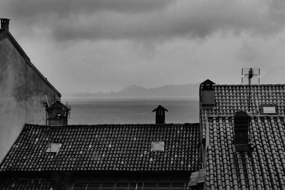 ...arrampicati sui tetti ...si naviga a vista...(... climb on the roofs ... you can navigate by sight ...)