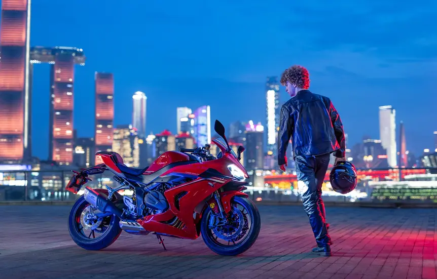 A 120bhp SRK 800 RR Sportsbike Will Be Sold by QJMotor in the UK for £6,999 Plus OTR Fees