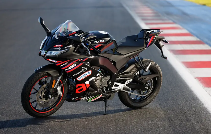 Inspired by the brand's race-winning prototypes, Aprilia releases the RS125 GP Replica.