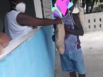 Doação de pães em Sepetiba
