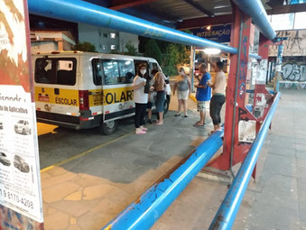 Distribuição de alimentos e roupas