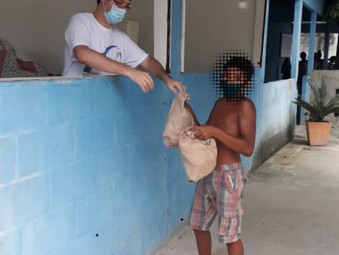 Doação de pães em Sepetiba