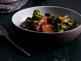 Pan-Fried Pork Chops with Scallions and Broccoli