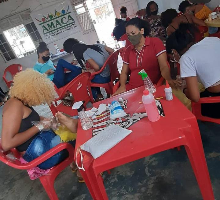 Curso de manicure e pedicure sendo oferecido na Amaca- Associação de moradores de Alto do Cabrito e Adjacências