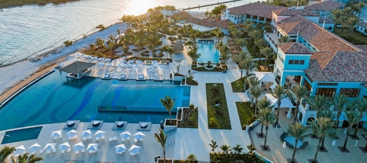 Sandals Curaçao Day pass passe journalière passe d'un jour accès resorts tout inclus prix. profiter d'une journée ensoleillée dans un complexe hôtelier à Curaçao, avec accès à une piscine et une plage grâce à un day pass passe journalier.