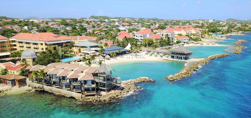 Avila Beach Curaçao Day pass passe journalière passe d'un jour accès resorts tout inclus prix. profiter d'une journée ensoleillée dans un complexe hôtelier à Curaçao, avec accès à une piscine et une plage grâce à un day pass passe journalier.