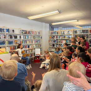 Rutsch doch, Dachs!“ Mit diesem Buchtitel erlebten die 20 Kinder und ihre Begleitpersonen einen spannenden Morgen in der Bibliothek Alpnach.