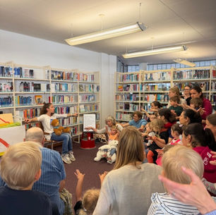 Rutsch doch, Dachs!“ Mit diesem Buchtitel erlebten die 20 Kinder und ihre Begleitpersonen einen spannenden Morgen in der Bibliothek Alpnach. 