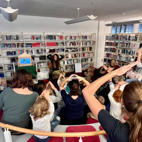 Am 23. Oktober 2025 fand wieder der beliebte Buchstart in der Bibliothek Alpnach statt. Leseanimatorin Ambra Linder erzählte die Geschichte «Rate mal, wer ist denn da?»