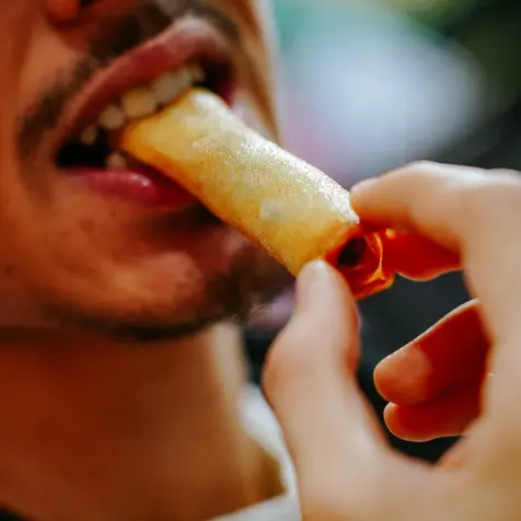 תמונה של מישהו נוגס בסיגר