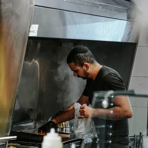 רפאל מטגן במטבח של בגטוס