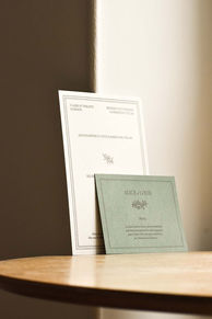 Faire-part de mariage réalisé à la main par Leauvive Papeterie sur un papier blanc naturel et vert sapin.