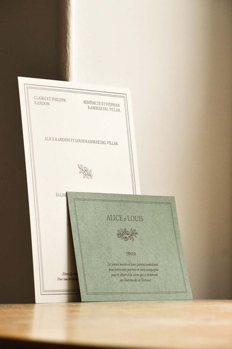 Faire-part de mariage réalisé à la main par Leauvive Papeterie sur un papier blanc naturel et vert sapin.