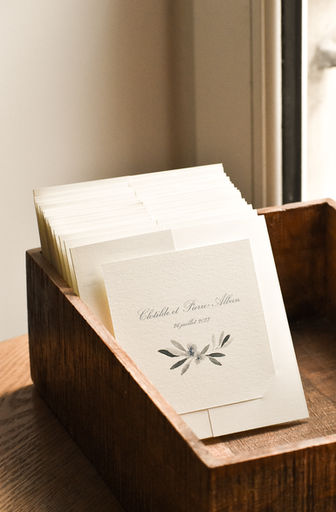 Faire-part de mariage réalisé à la main par Leauvive Papeterie sur un papier blanc naturel à l'aquarelle.