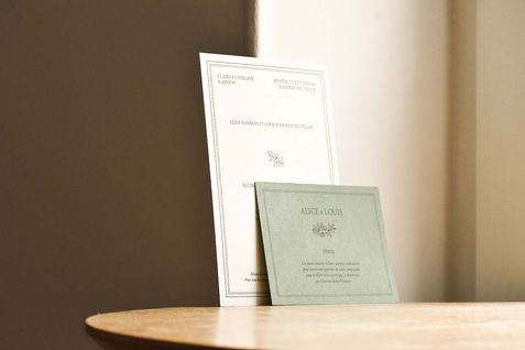 Faire-part de mariage réalisé à la main par Leauvive Papeterie sur un papier blanc naturel et vert sapin.