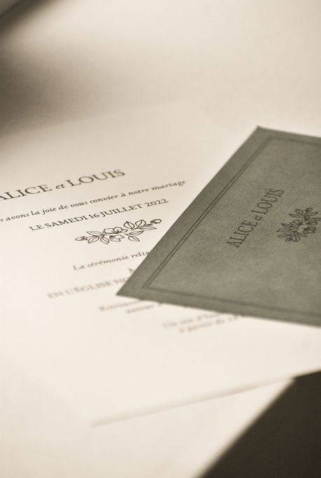 Faire-part de mariage réalisé à la main par Leauvive Papeterie sur un papier blanc naturel et vert sapin.