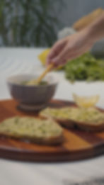 Mesa composta servindo uma pastinhas de Hummos com cenoura