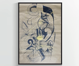 Obra de caligrafia abstrata em tons de azul acinzentado sobre fundo claro, com traços circulares e escrita fragmentada formando camadas sutis, de Luiza Leiva.