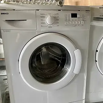 Frontansicht einer gebrauchten, energieeffizienten Waschmaschine in gutem Zustand in Berlin.