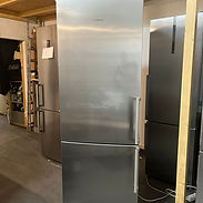 Moderner Siemens Kühlschrank mit Edelstahlfrontansicht