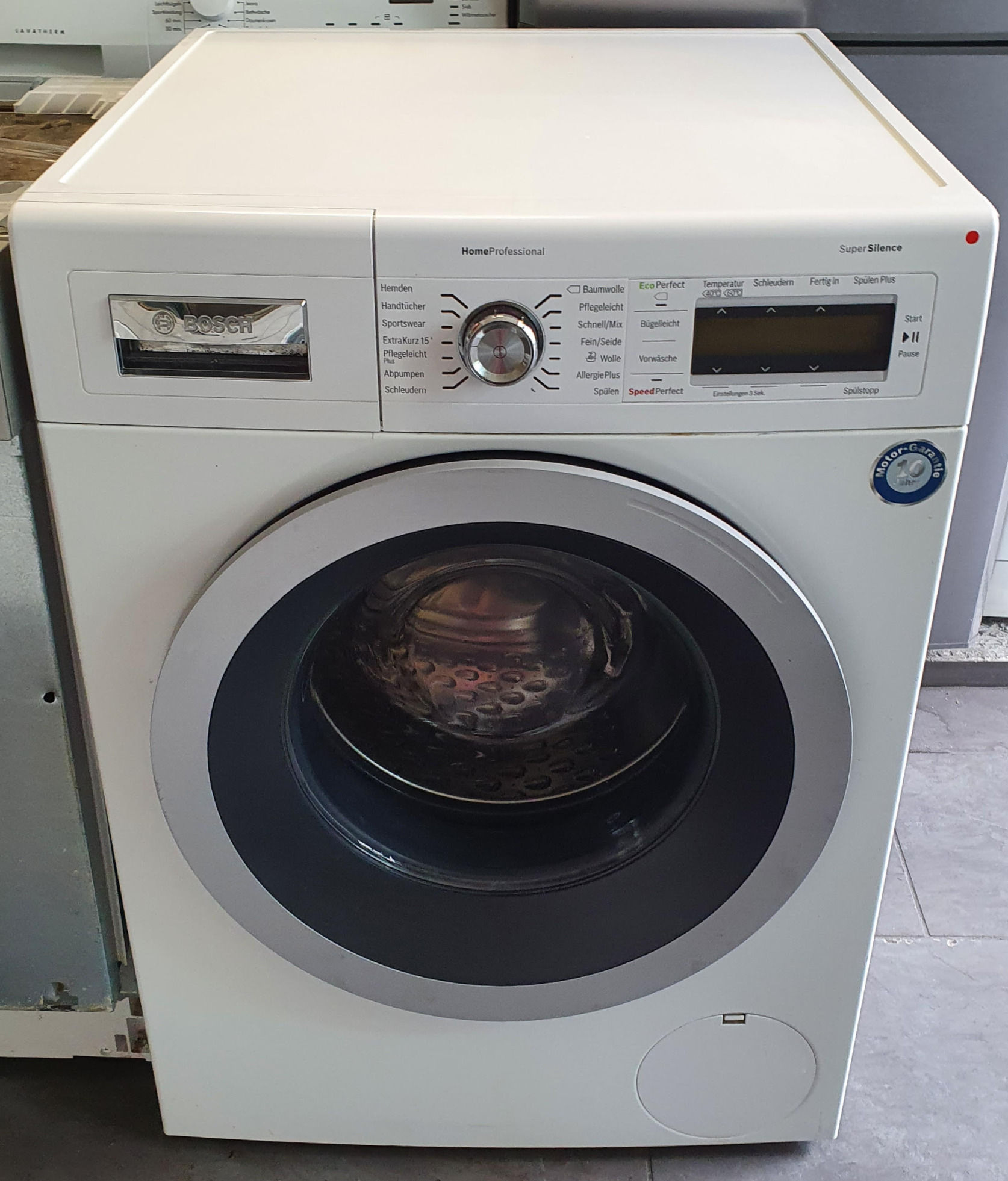 Stylische Frontansicht einer gebrauchten Bosch Waschmaschine, ideal für jedes Zuhause in Berlin.