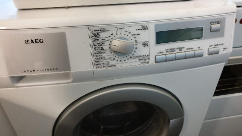 Miniaturbild: Detailansicht des AEG Waschmaschinen-Bedienfelds, Programme sichtbar