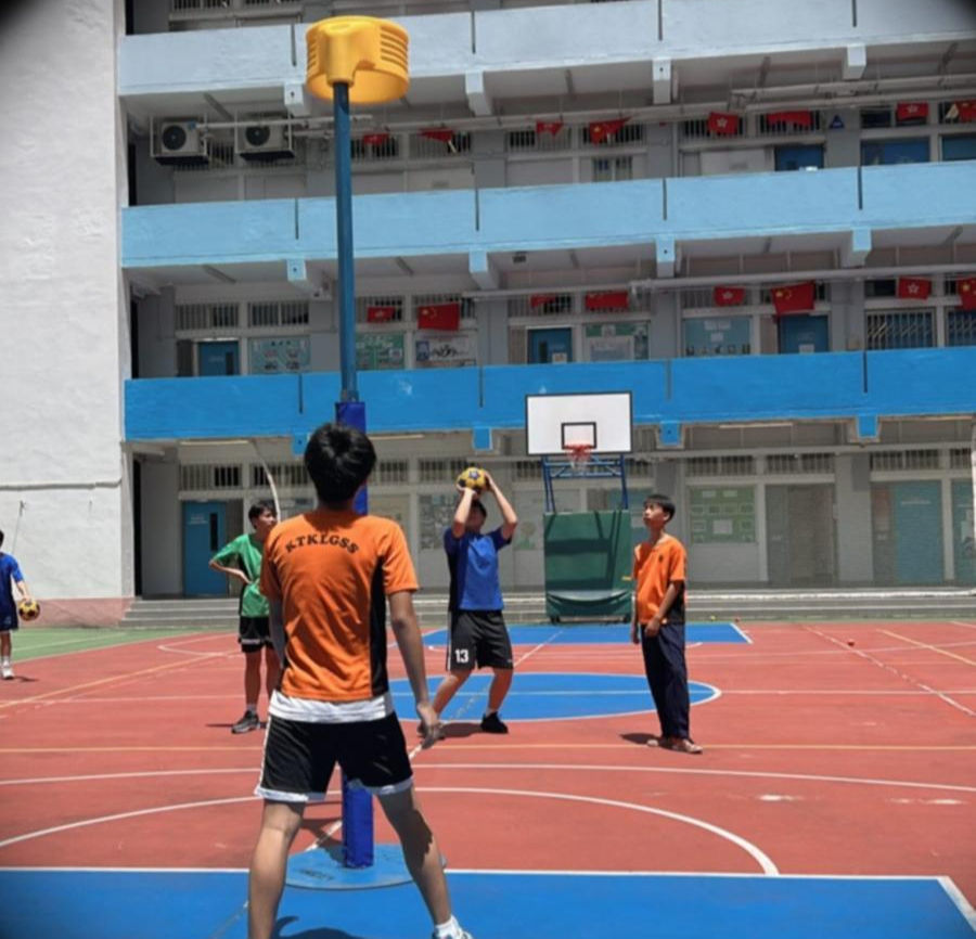 香港中學生在學校戶外排球操場上圍繞黃色高網籃進行新興運動合球與荷蘭球到校課程的精彩體育課活動現場 - Sparking Sports