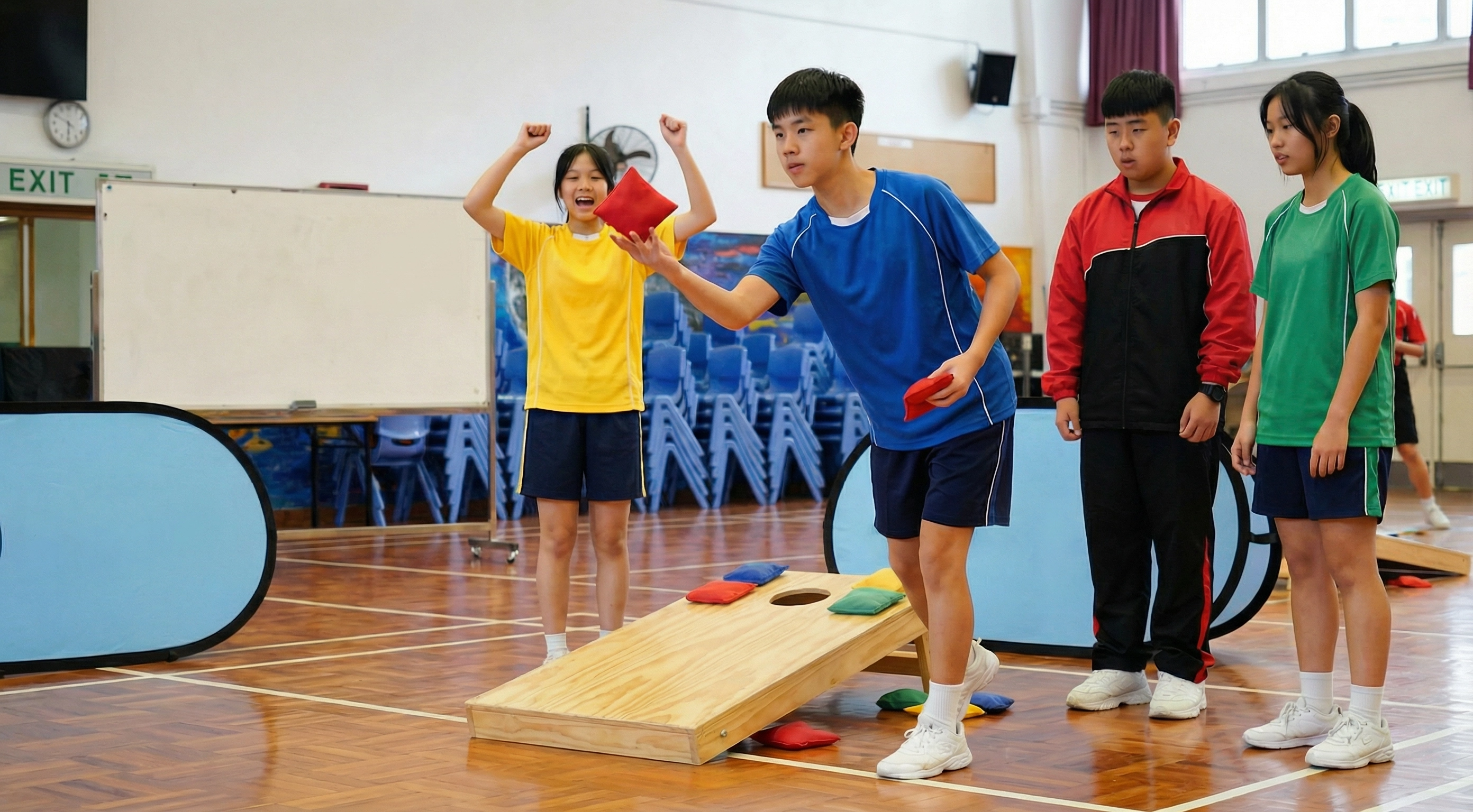 香港中小學到校布袋球課程【服務宣傳示意圖】:展現兒童在校園內投擲沙包挑戰 Cornhole 布袋球滑道、參與趣味競賽的熱鬧現場 - Sparking Sports