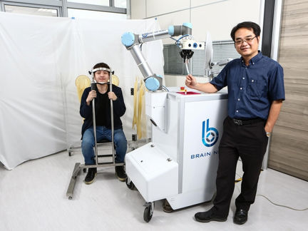 風險更低、效率比人工高10倍！台灣醫師創業家推全球第一台自動鼻咽採檢機器人