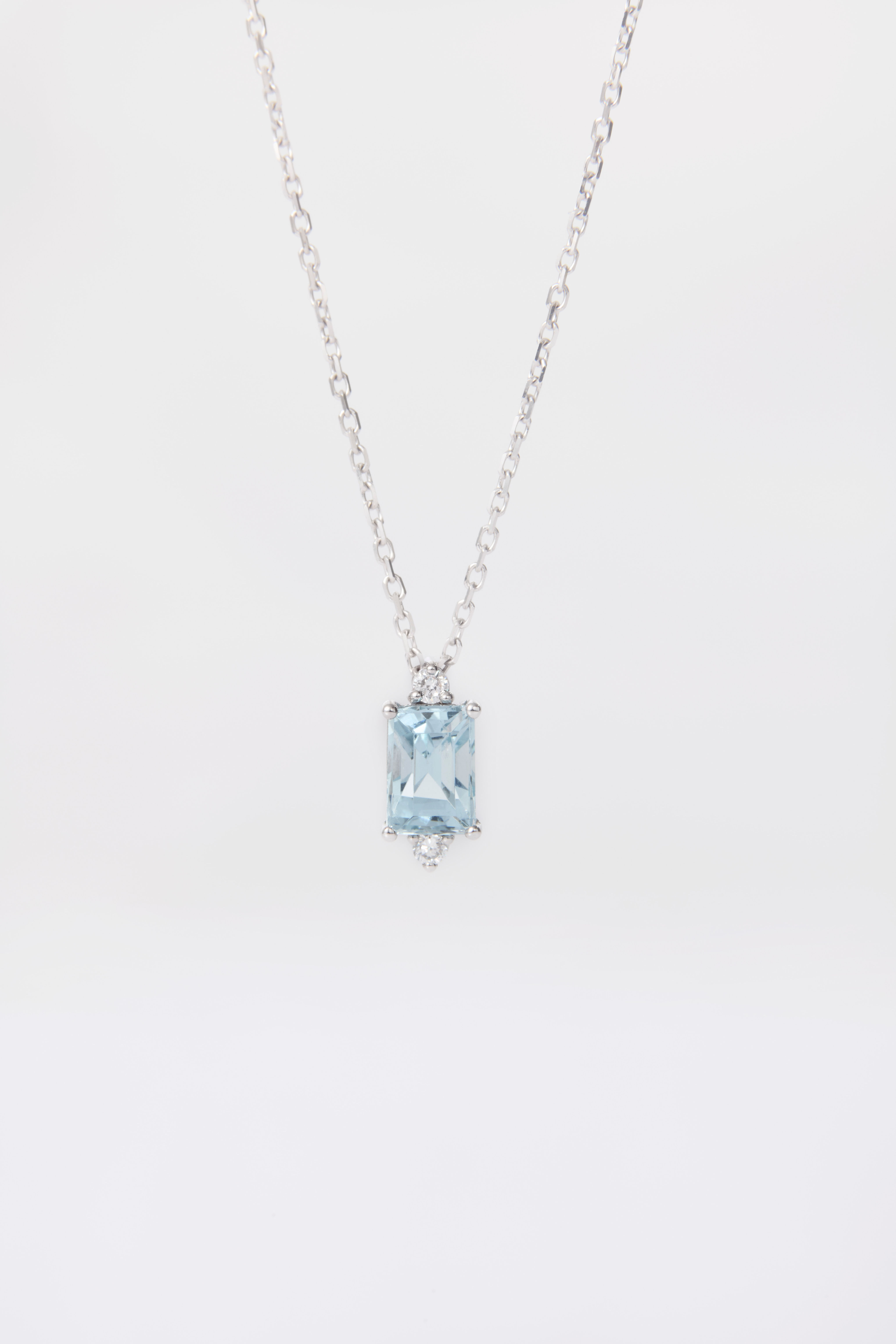 EM1 Aquamarine necklace in 18K white gold with diamonds