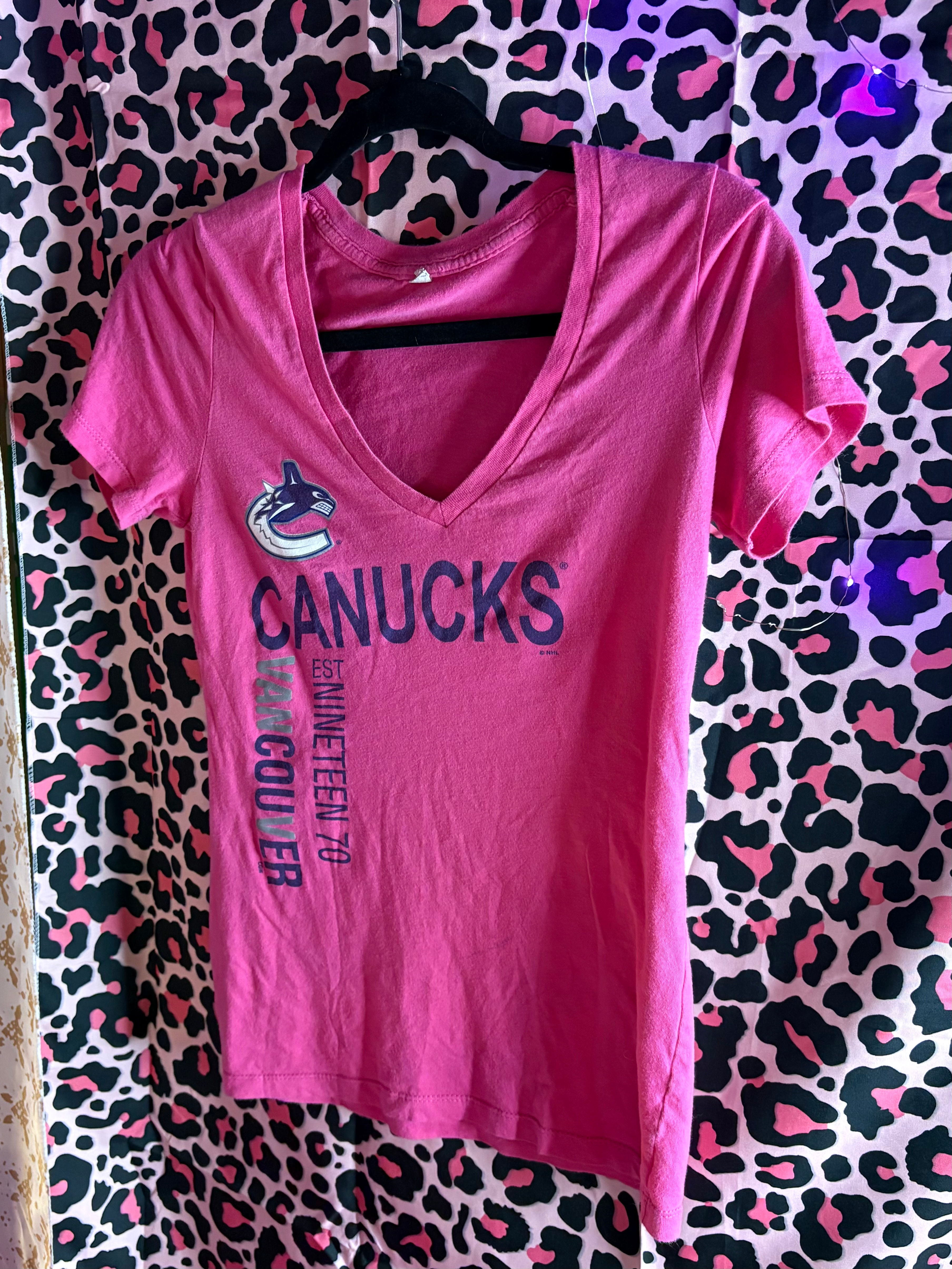 Vintage Vancouver Canucks Pink V-Neck T-Shirt – Y2K Hockey Graphic Tee