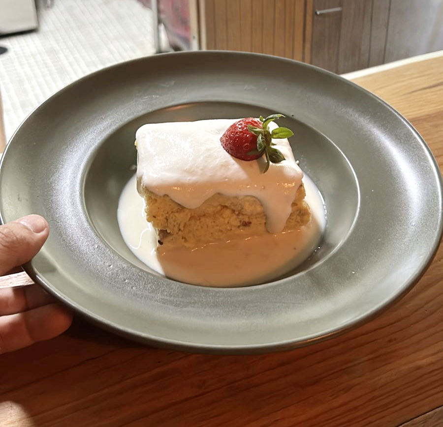 Pan di Spagna con i frutti di bosco $120