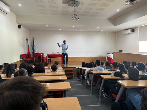 Escritor Vítor Hugo Mendes em sessão animada na Escola Profissional de Setúbal