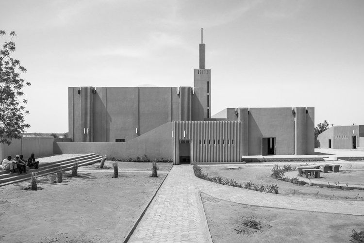 Alt text: Hikma Community Complex in Dandaji, Niger, showing laterite mud walls and courtyard, designed by Mariam Kamara.