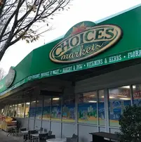 Massive awning covering the entire store of Choices Markets