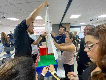 Dinâmica de team building com atividade criativa e colaborativa