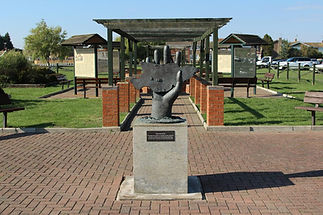 canvey-old-and-new-sculpture-labworth-memorial-gardens-canvey-island-3.jpg