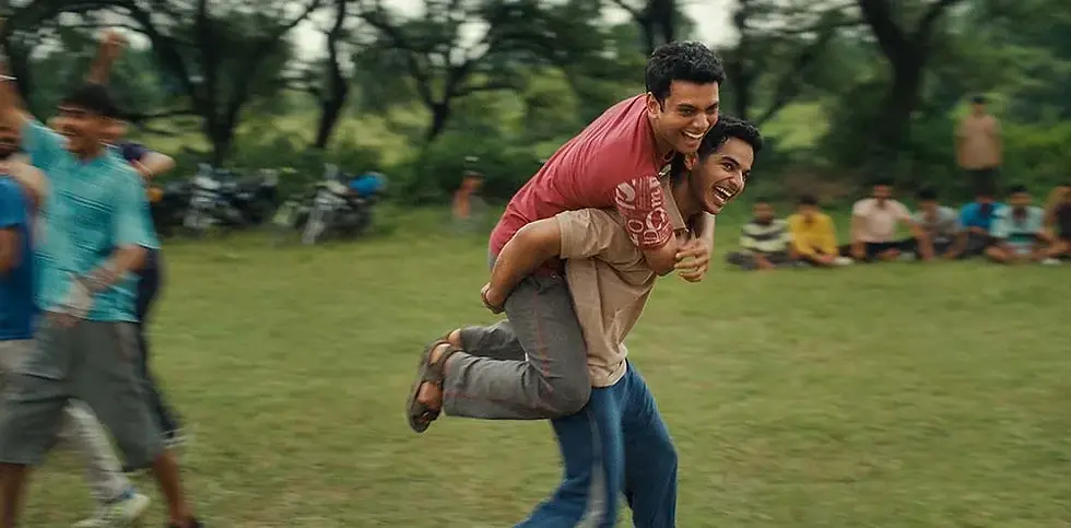 (Ishaan Khatter y Vishal Jethwa en "Homebound"