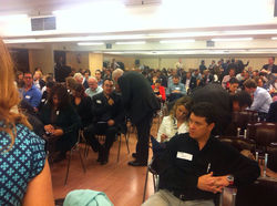 Llegan los asistentes del Acto