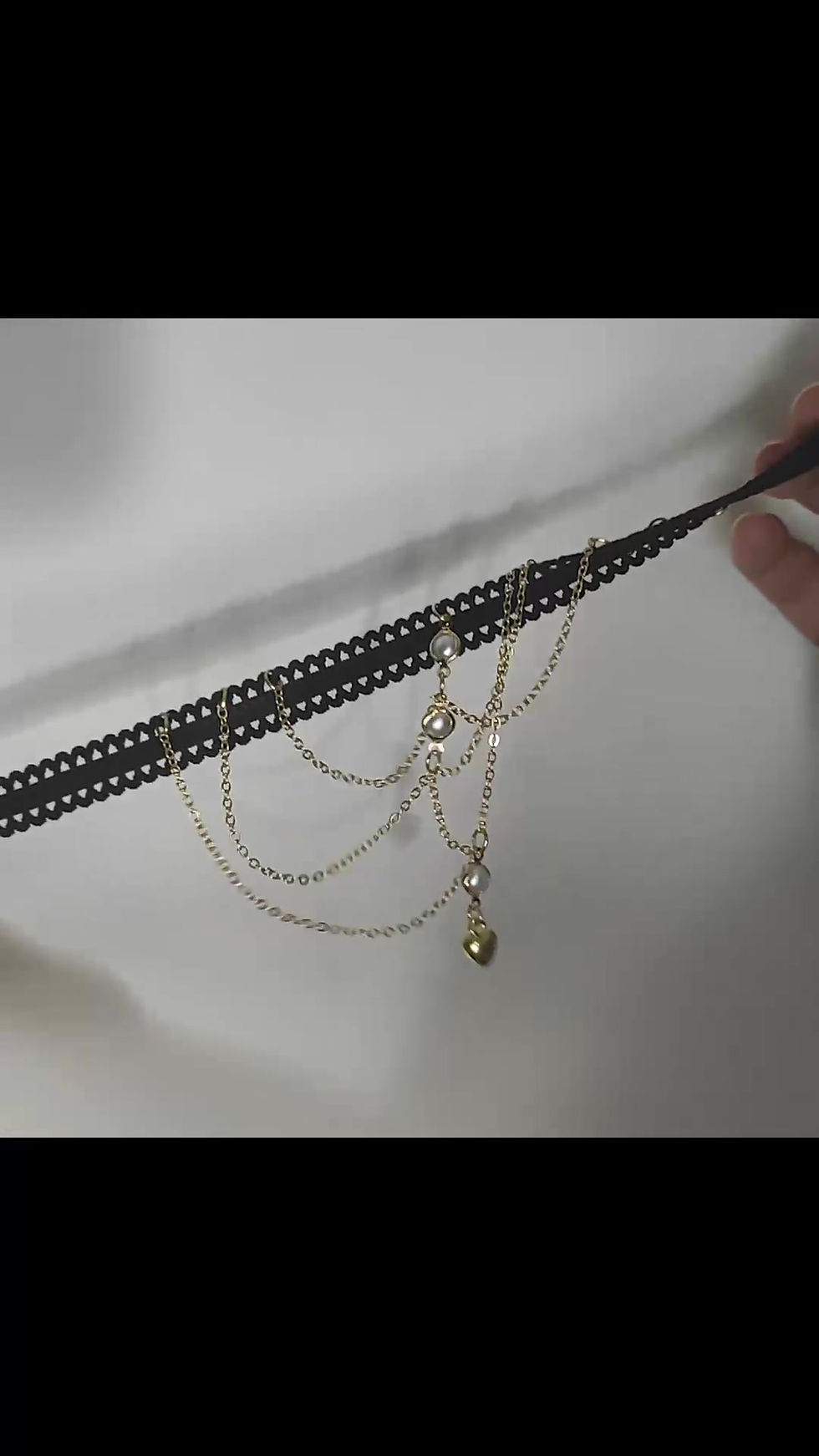 Miniature : Bracelet de bras dentelle noire, perles et chaines dorées