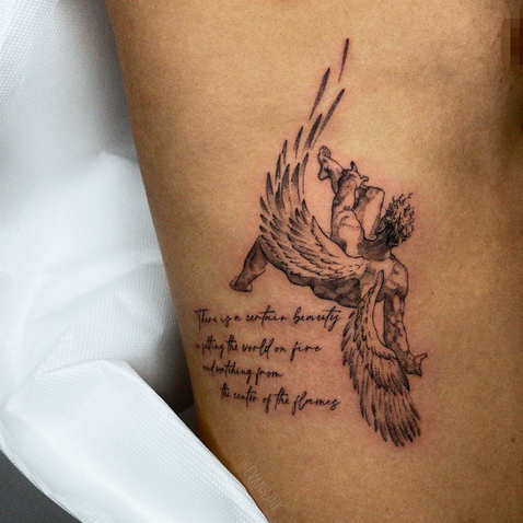 Delicado tatuaje de línea fina de una figura masculina alada en vuelo con llamas y escritura manuscrita, tatuado por Yana Evans (evans ink).