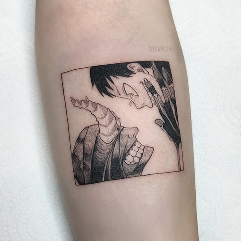 Tatuaje anime en negro y gris de Shinra Kusakabe de Fire Force luchando contra un Infernal, diseño de panel manga de Yana Evans.