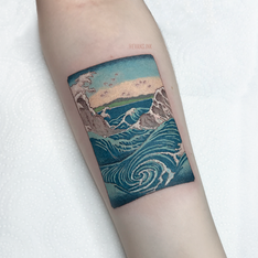 Tatuaje en color de un océano arremolinado con olas rompiendo, acantilados y un cielo al atardecer en estilo ukiyo-e japonés. Obra de la tatuadora Yana Evans (Evans Ink).