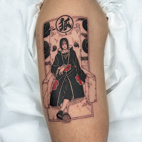 Tatuaje de Itachi Uchiha sentado en un trono de Naruto, entintado por la artista Yana Evans @evans.ink