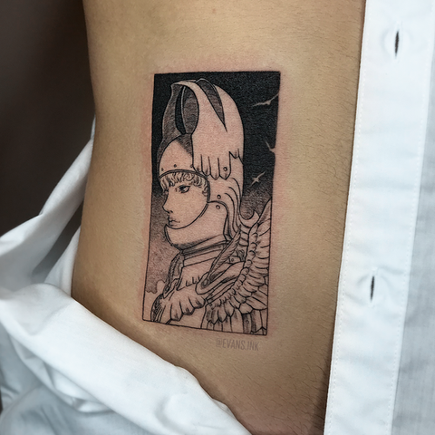 Tatuaje negro y gris de Griffith con armadura de halcón de Berserk, obra de la tatuadora Yana Evans (@evans.ink)